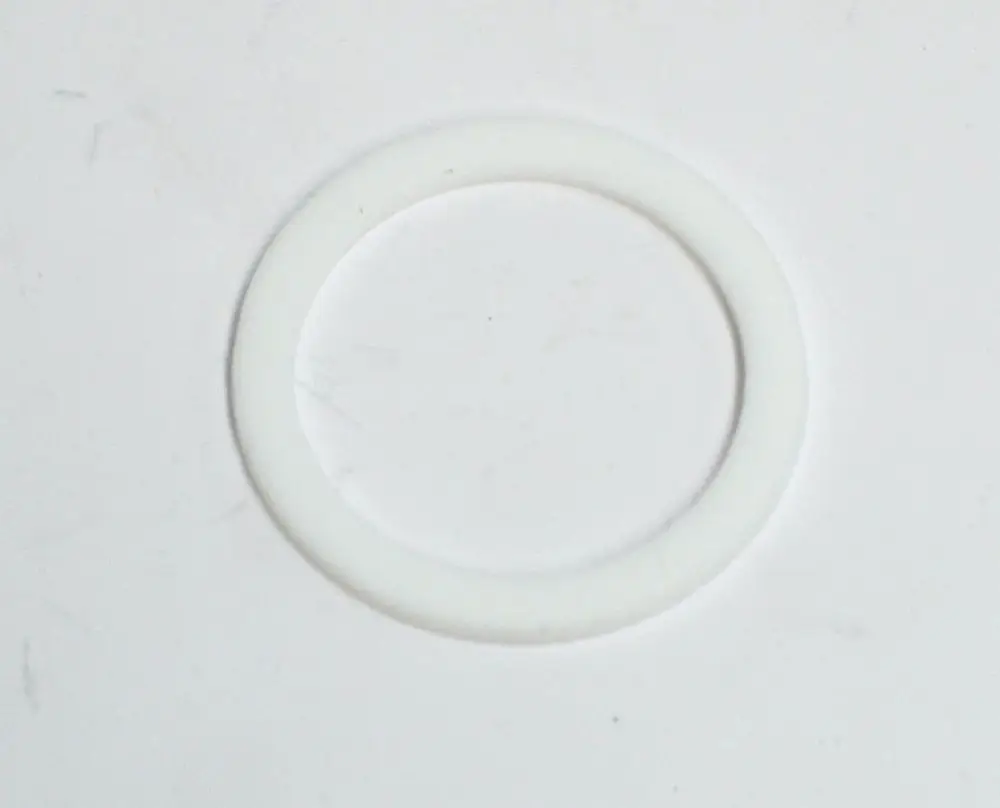Weiße Dichtung in runder Form, geeignet für Pumpen, möglicherweise von Daikin. Das Bild zeigt die Dichtung auf einem neutralen Hintergrund.